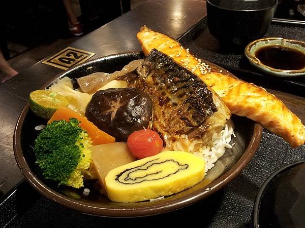 鮭魚.靖魚雙燒170元