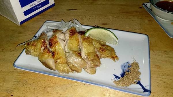 鹽烤雞腿排 佐 洋蔥 粗粒黑胡椒 檸檬片.jpg