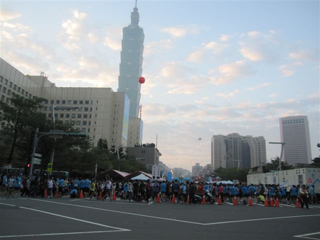 清晨的市府廣場前已經擠滿人