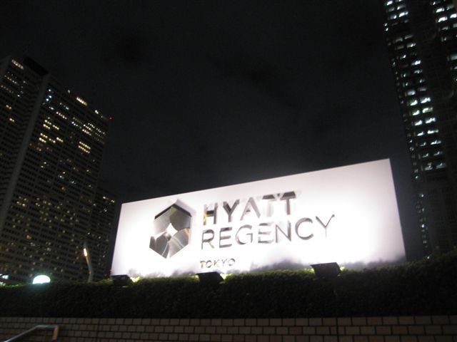 夜晚的Hyatt Regency招牌