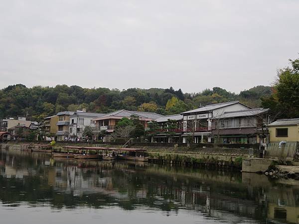 宇治川岸邊