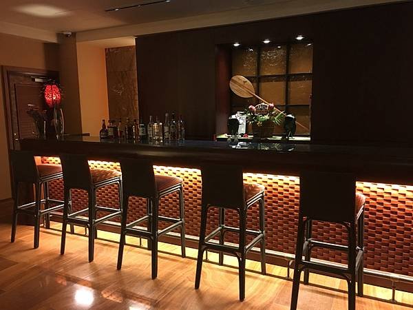 Lounge &amp; Bar 水のテラス