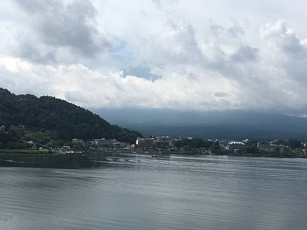 到了要走的那天才看到一點點的富士山