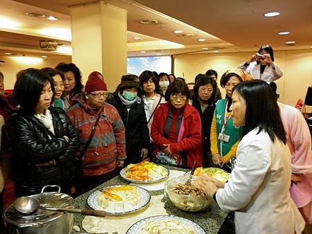 許碧惠營養師悉心介紹營養課準備的餐點.JPG