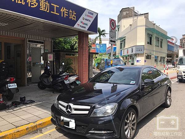 BENZ賓士coupe電瓶沒電.jpg