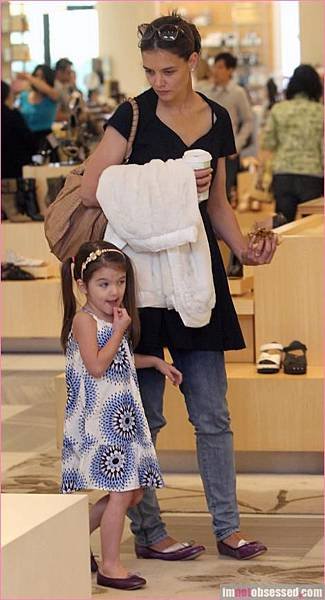 katie-holmes-bandages-feet-shopping-suri-same-shoes-11.JPG