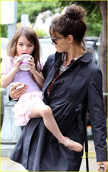 katie-holmes-suri-cruise-ballet-class-ice-cream-07.jpg