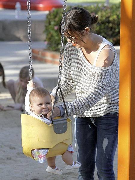 Kourtney+Kardashian+Park+Playdate+Kourtney+4L0XhP7Wpwmx[1]