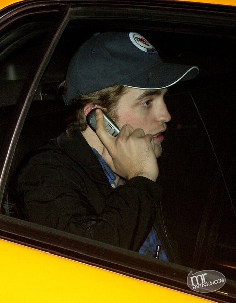 20090610-robert-pattinson-Out in NYC-02-.jpg