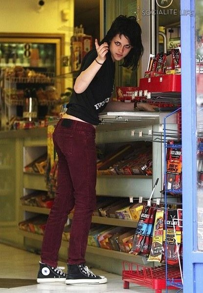 20090611-kristen &amp; dakota stop for some gas-08.jpg