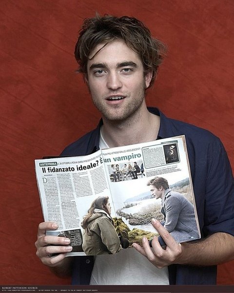 Robert Pattinsons fingers are so sexy.jpg