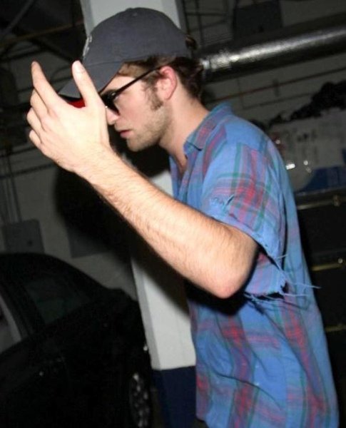 20090807-Rob Leaving Chateau Marmont-04x.JPG