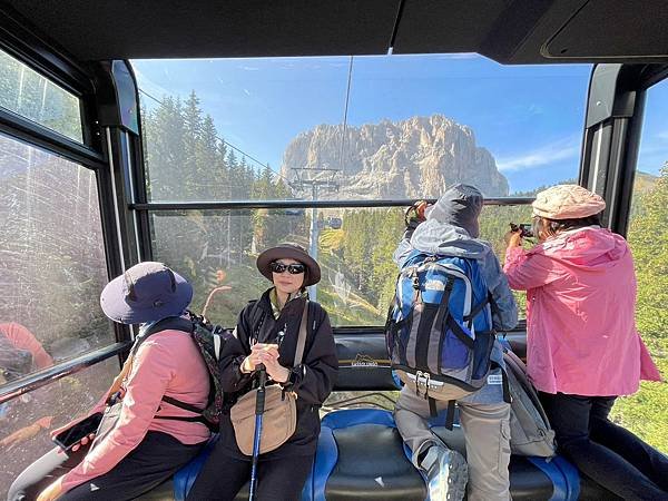 多洛米蒂健行之旅:義大利加爾代納山谷綠野遊蹤--三段纜車拜訪