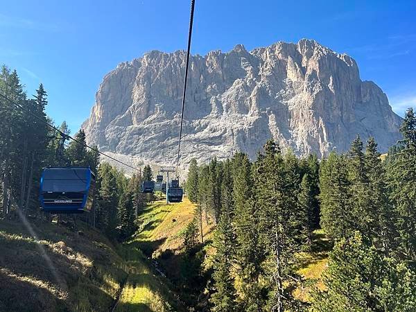 多洛米蒂健行之旅:義大利加爾代納山谷綠野遊蹤--三段纜車拜訪