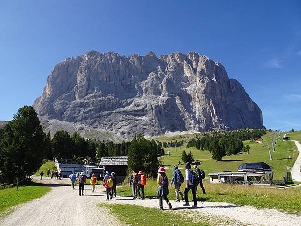 多洛米蒂健行之旅:義大利加爾代納山谷綠野遊蹤--三段纜車拜訪