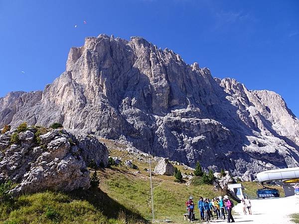 多洛米蒂健行之旅:義大利加爾代納山谷綠野遊蹤--三段纜車拜訪