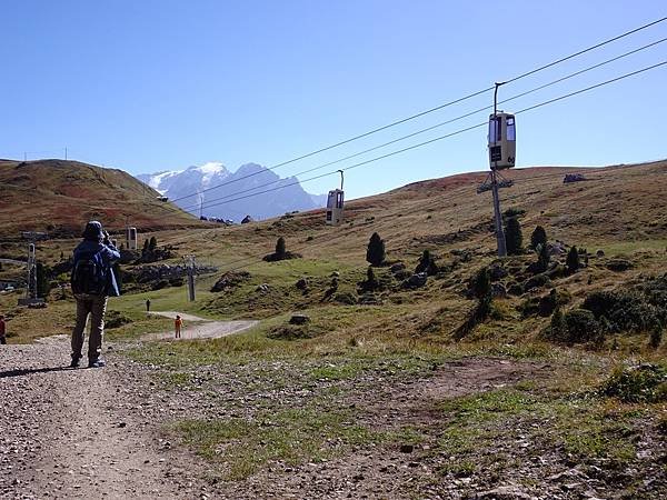 多洛米蒂健行之旅:義大利加爾代納山谷綠野遊蹤--三段纜車拜訪