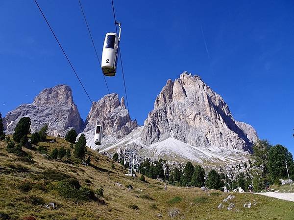 多洛米蒂健行之旅:義大利加爾代納山谷綠野遊蹤--三段纜車拜訪