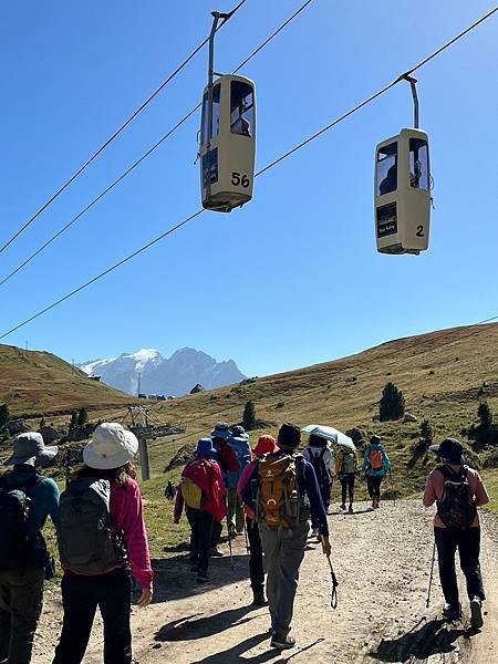 多洛米蒂健行之旅:義大利加爾代納山谷綠野遊蹤--三段纜車拜訪