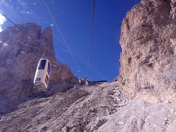 多洛米蒂健行之旅:義大利加爾代納山谷綠野遊蹤--三段纜車拜訪