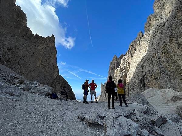 多洛米蒂健行之旅:義大利加爾代納山谷綠野遊蹤--三段纜車拜訪