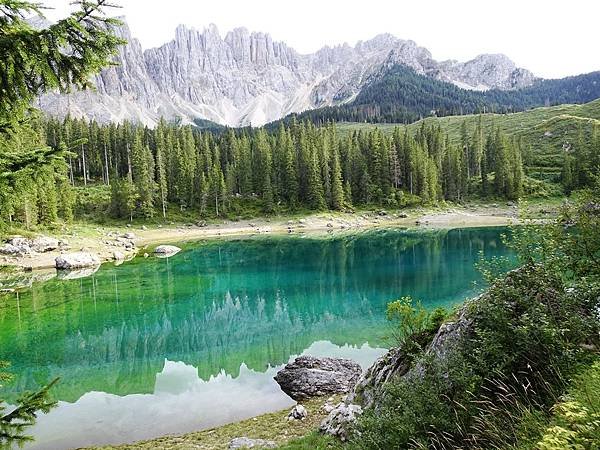 北義多洛米蒂山區健行:森林綠寶石卡雷扎湖(Lago di C