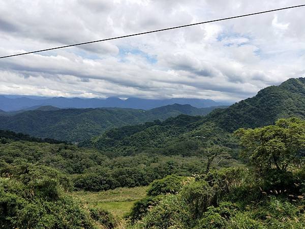 藍天白雲很漂亮的山景