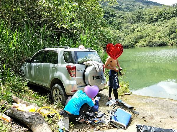 一對小情侶開四驅車到北山堰塞湖