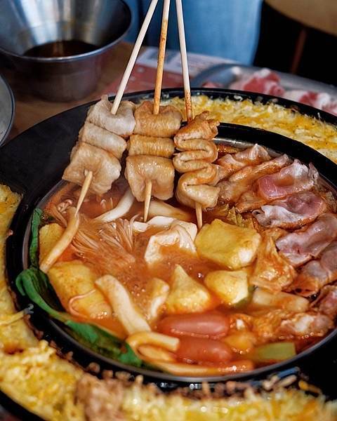 台南韓式火鍋吃到飽，魚板、各式年糕及韓國泡麵通通吃到飽，還能