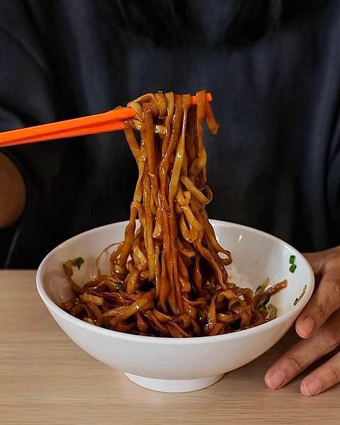 台南新店報報，南台科大的銅板美食好肉燥，25元便宜麻辣肉燥飯
