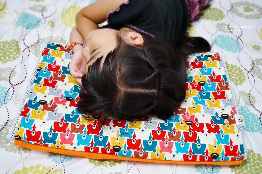 暖暖蜜蜂【兒童冬夏兩用3D竹炭纖維透氣枕套｜科技乳膠枕心】-2-2.JPG