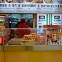 爭艷館外用餐區中西混搭.JPG