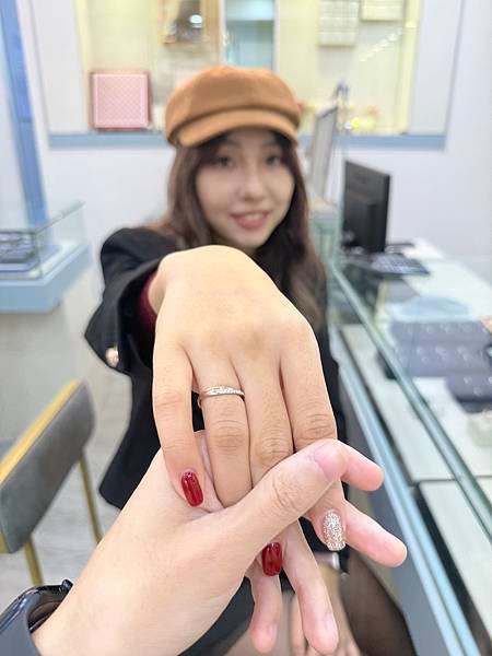 【敏兒愛生活】小資情侶必看！如何挑選平價夢幻婚戒？分享輝記珠