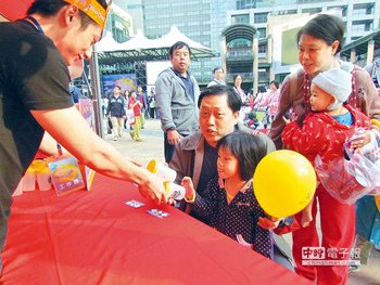 機關團體舉辦活動，常以環保杯當贈品，反而造成「不環保」；圖為新北市府日前在市府廣場舉辦萬聖節活動，民眾排隊兌換環保杯。（葉德正攝）