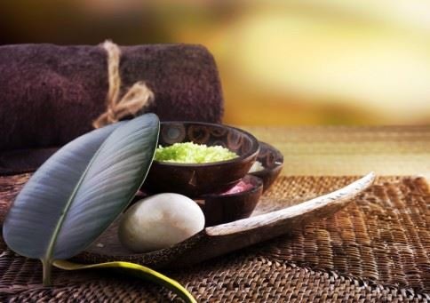 針對脂肪特別多的部位，如手臂掰掰肉、腰腹部等處，可在泡藥浴時加強按摩。
