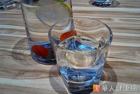 檸檬中富含豐富的維生素C、檸檬精油，以及類黃酮、植物多酚、植化素，適量攝取能與人體內的自由基結合，達到抗氧化作用。
