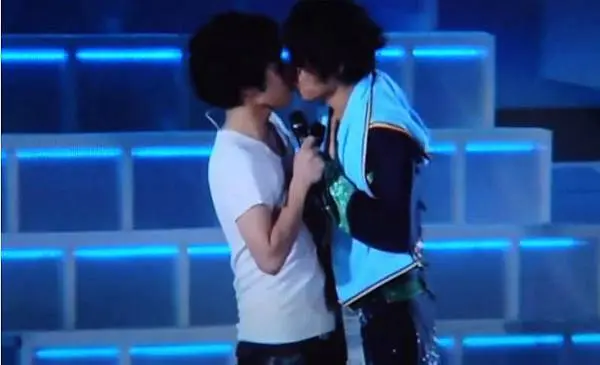 kiss