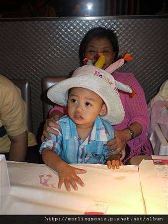 2011-10-01 15.45.35 Laken 戴生日帽.JPG