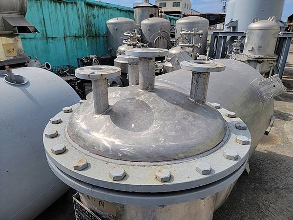 白鐵凝集桶,雙層夾套內部也有盤管(可循環冷熱源),容量250L