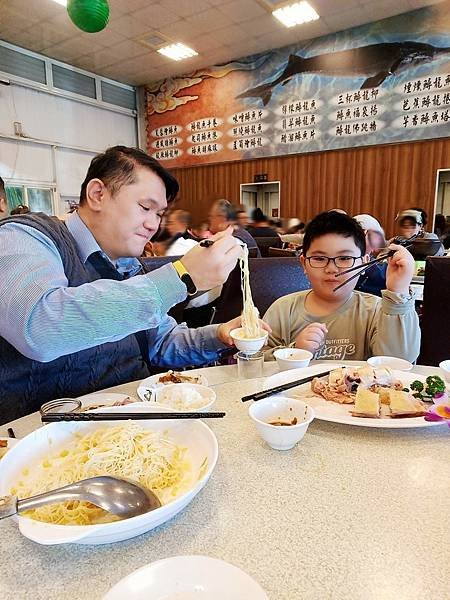 三峽美食｜春來園休閒餐館｜鱘龍魚60吃 藥膳鱘龍首