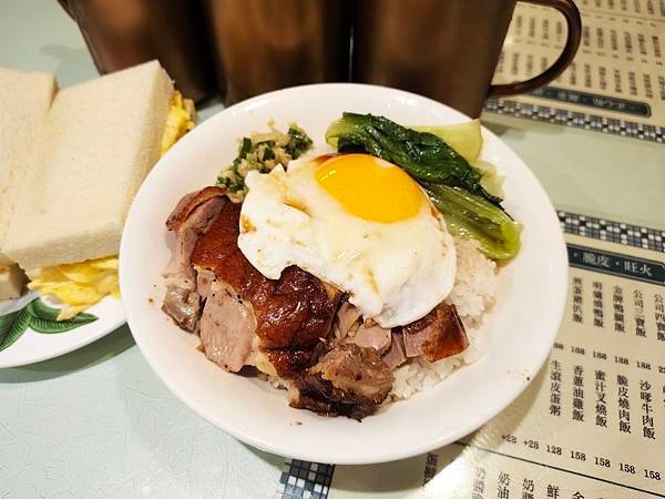 桃園美食推薦｜美生餐室｜明爐燒鴨飯 餐肉蛋三文治 酥皮蛋塔 