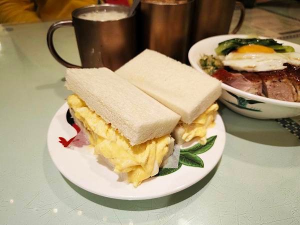 桃園美食推薦｜美生餐室｜明爐燒鴨飯 餐肉蛋三文治 酥皮蛋塔 