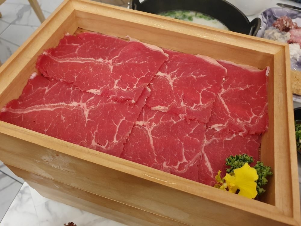 台中美食║西屯║日暮裏 冷蔵熟成肉専売．和牛鍋物食べ放題║頂