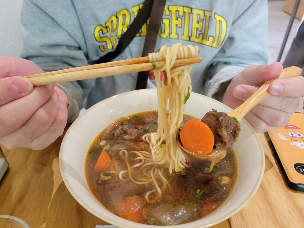 台中美食║南屯║小日山青║只販賣兩種餐點的文青麵食館