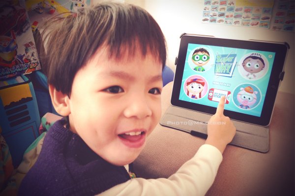 Todd用ipad玩super why學英文01.jpg