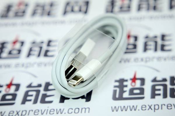 Lightning-to-USB-cable-fully-reversible-EXPreview-002