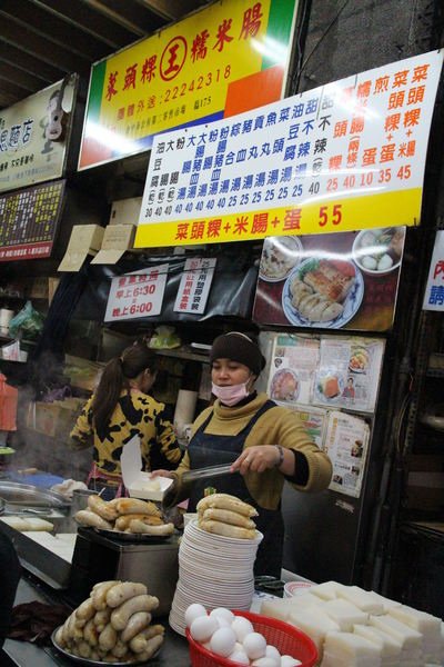 王記菜頭粿糯米腸：{台中}王記菜頭粿糯米腸!~第二市場老字號小吃.來一份三樣