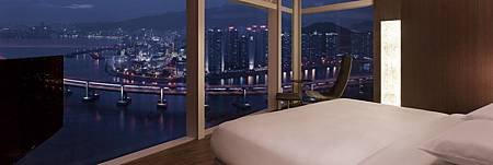 1280x427xPark-Hyatt-Busan-Park-Executive-Bedroom-Night-2-1280x720.jpg.pagespeed.ic.VLVFem2J0x.jpg
