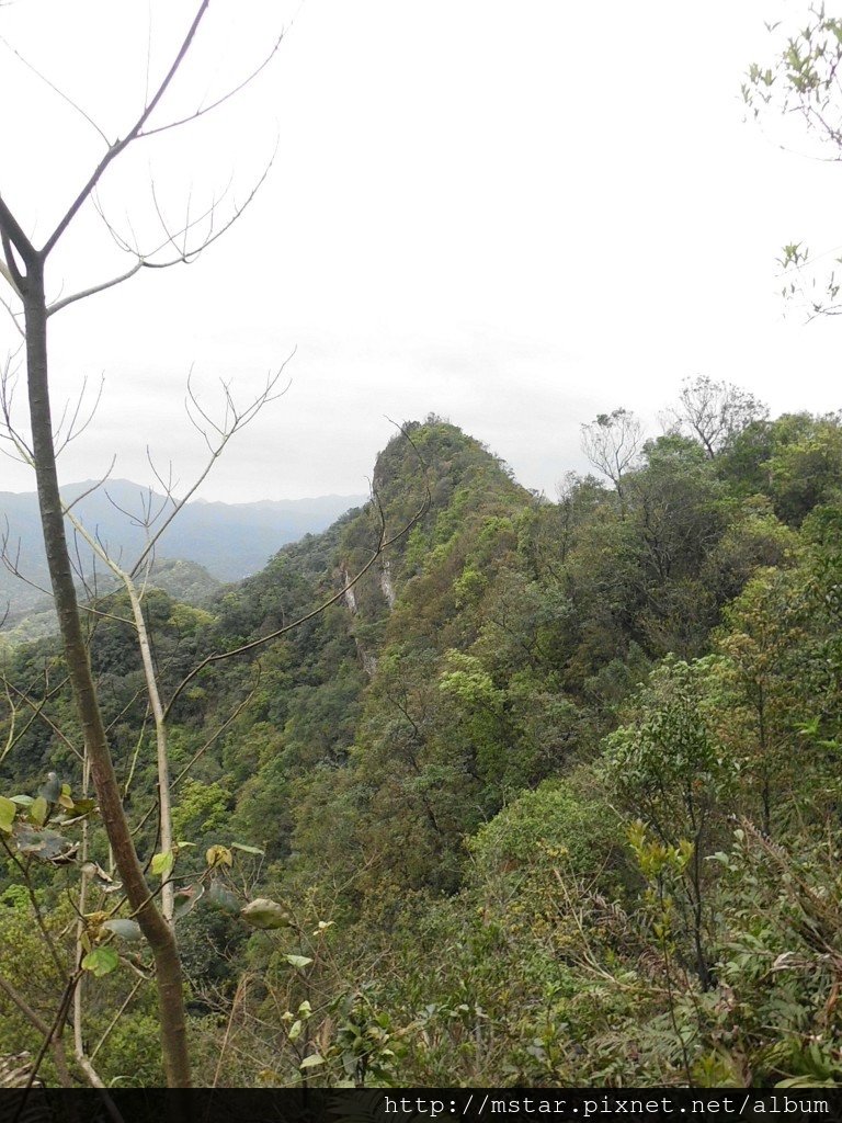 回看剛才經過的山頭