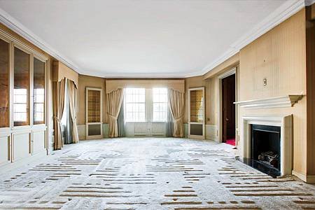 item0.rendition.slideshowWideHorizontal.alexa-hampton-01-manhattan-renovation-living-room-before